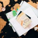 Mapa świata z dokumentami podróżnymi i pieczęciami wizowymi